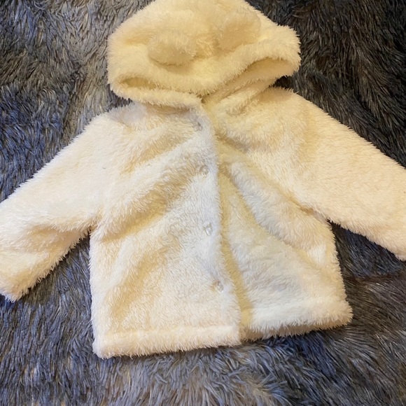 💙 3/$30 Baby Gymboree Fuzzy White Jacket - Picture 2 of 4